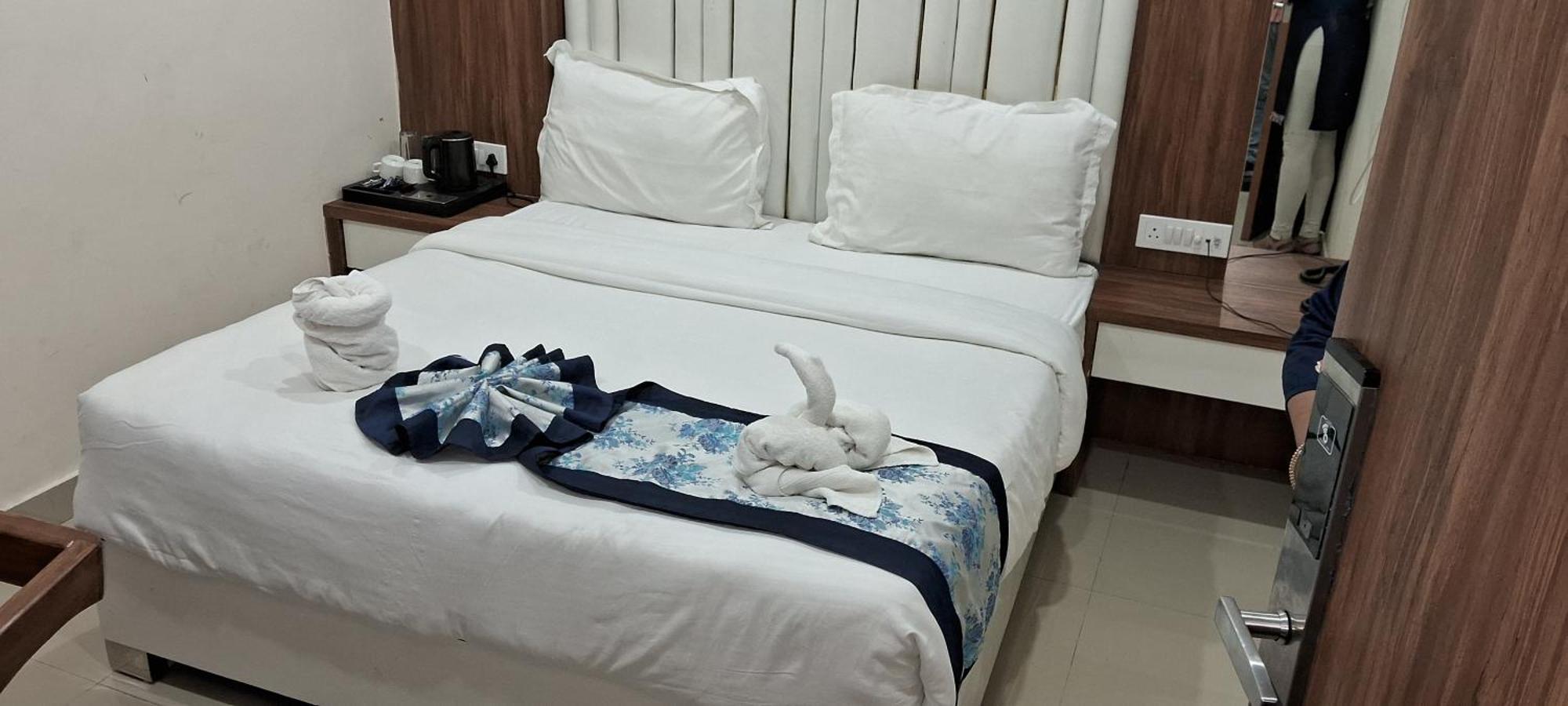 ורנאסי Hotel Shree Radha Krishna מראה חיצוני תמונה