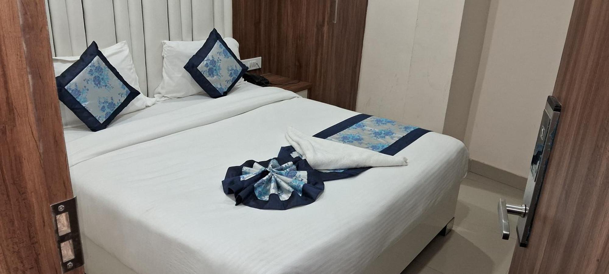 ורנאסי Hotel Shree Radha Krishna מראה חיצוני תמונה