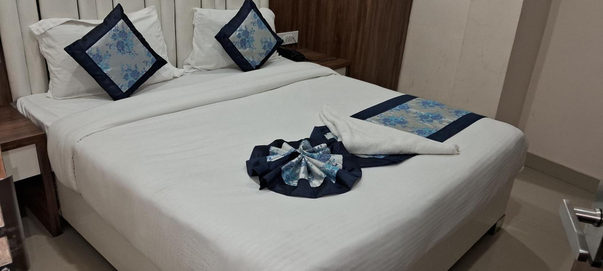 ורנאסי Hotel Shree Radha Krishna מראה חיצוני תמונה