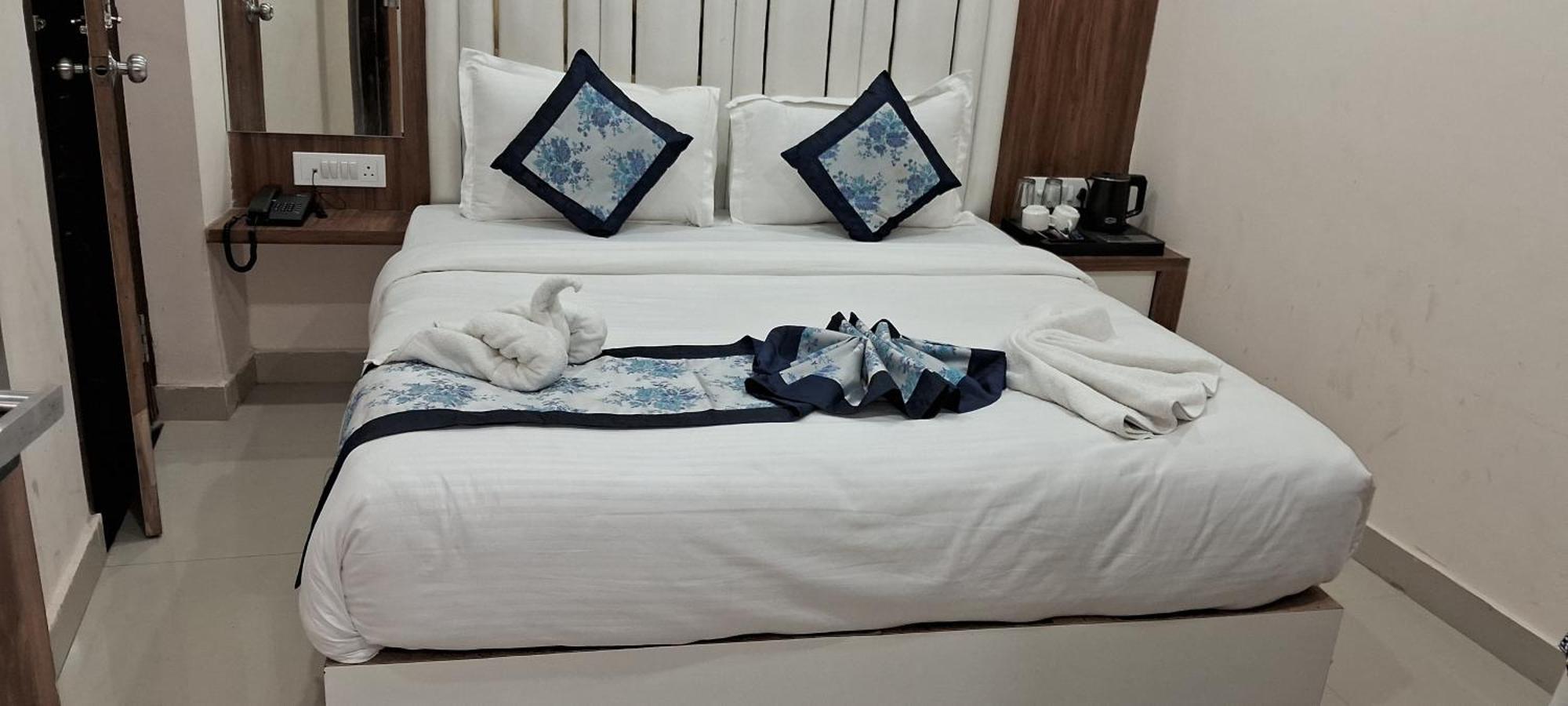 ורנאסי Hotel Shree Radha Krishna מראה חיצוני תמונה