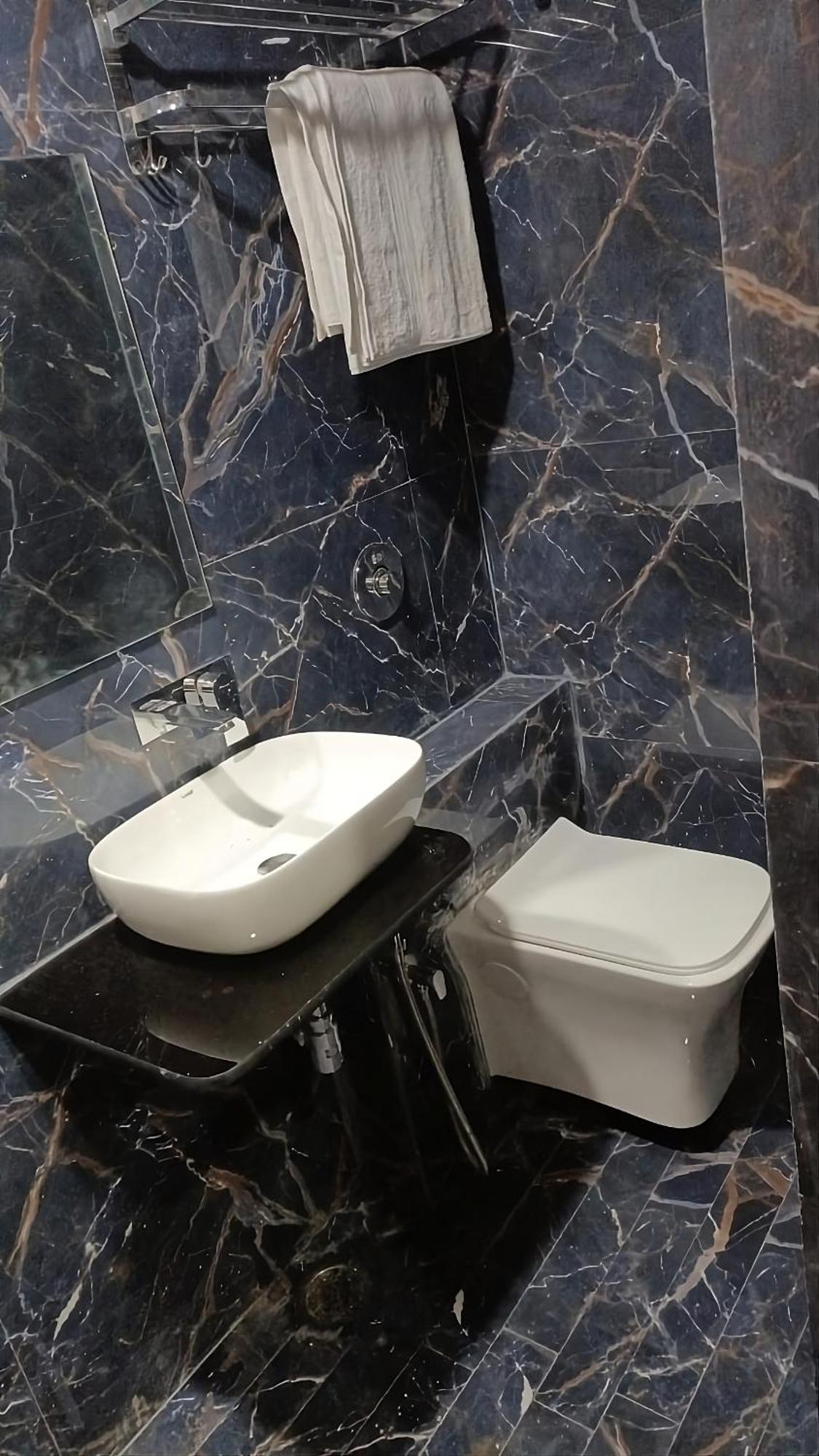 ורנאסי Hotel Shree Radha Krishna מראה חיצוני תמונה