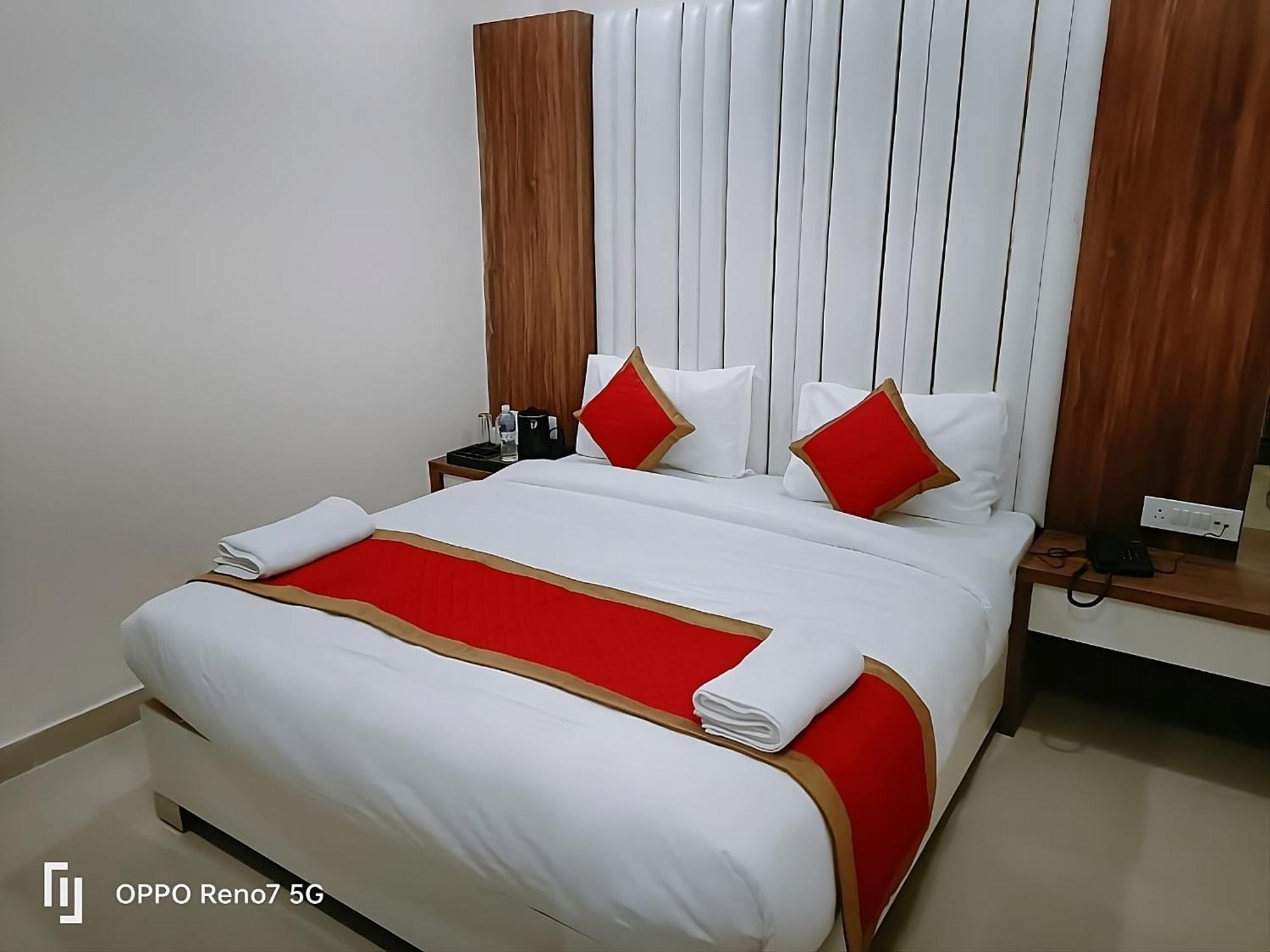 ורנאסי Hotel Shree Radha Krishna מראה חיצוני תמונה