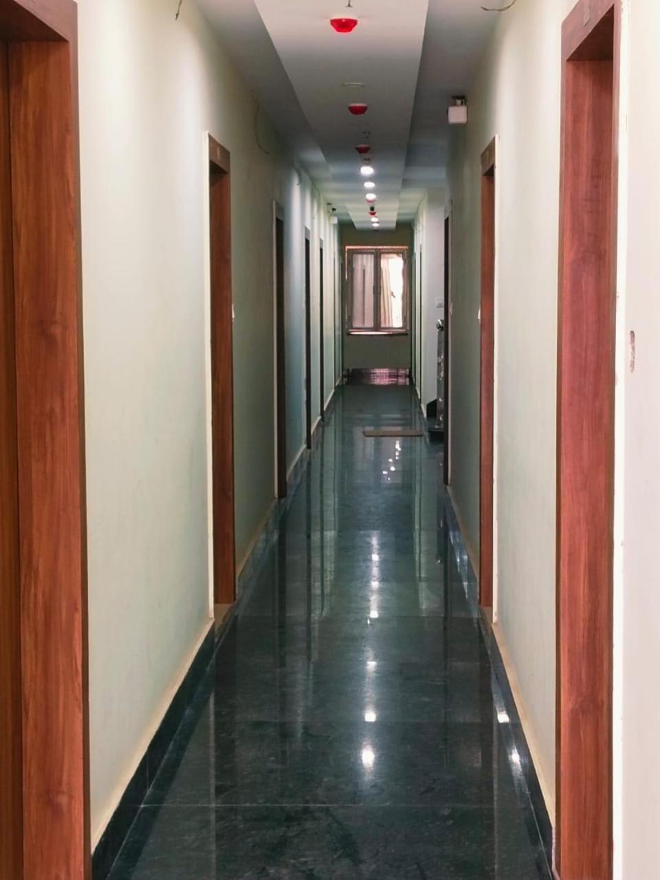 ורנאסי Hotel Shree Radha Krishna מראה חיצוני תמונה