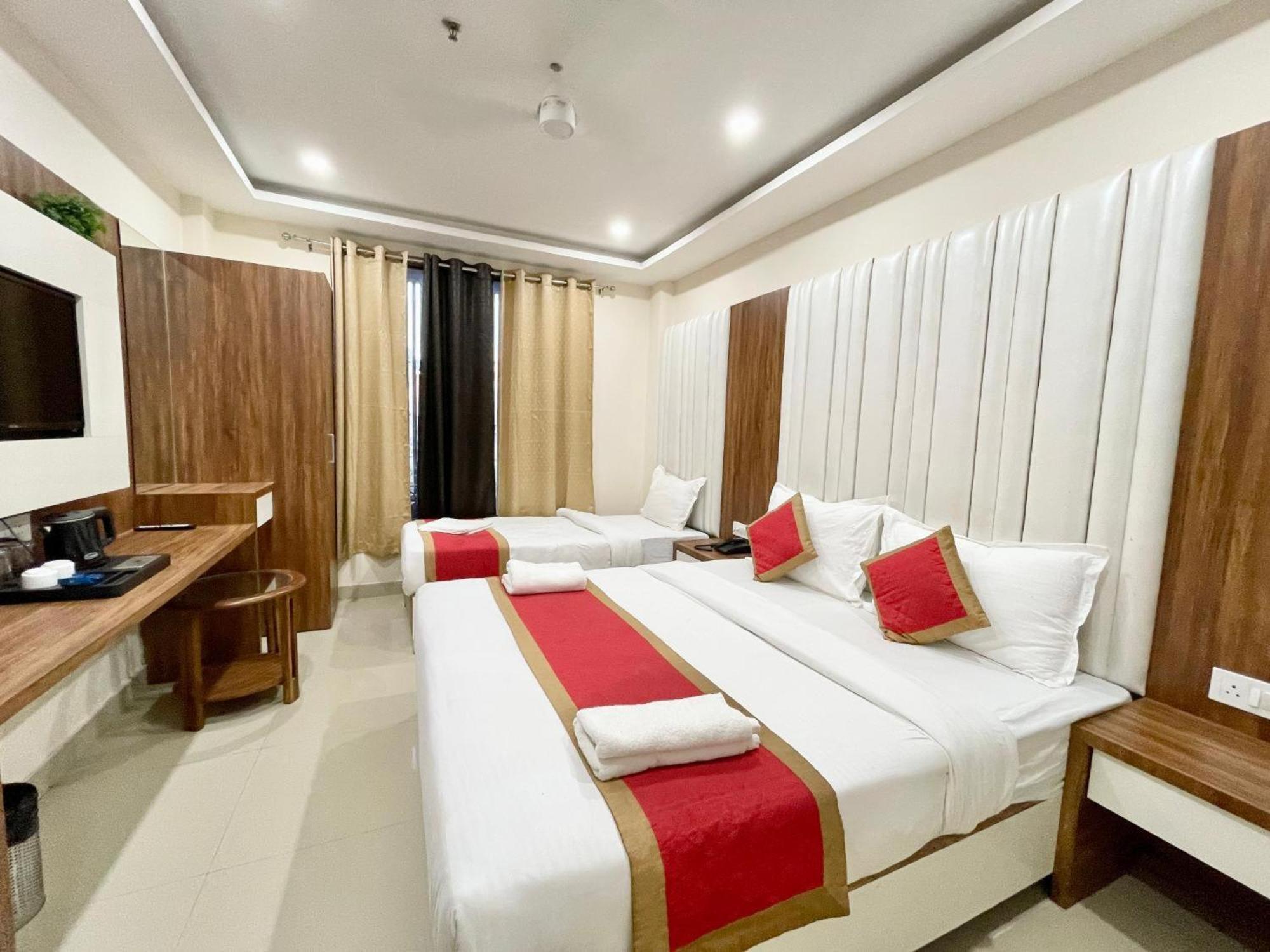 ורנאסי Hotel Shree Radha Krishna מראה חיצוני תמונה