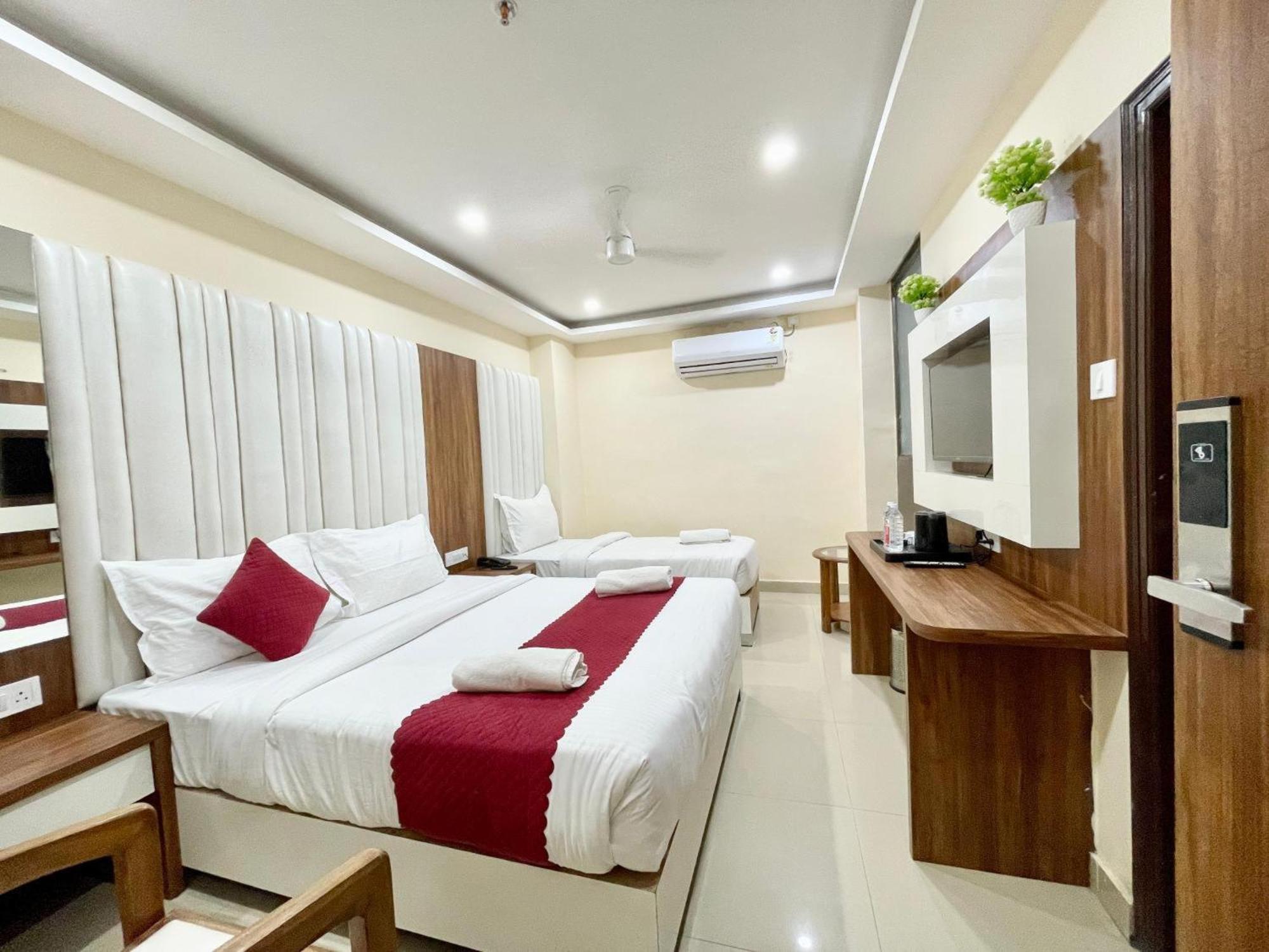 ורנאסי Hotel Shree Radha Krishna מראה חיצוני תמונה