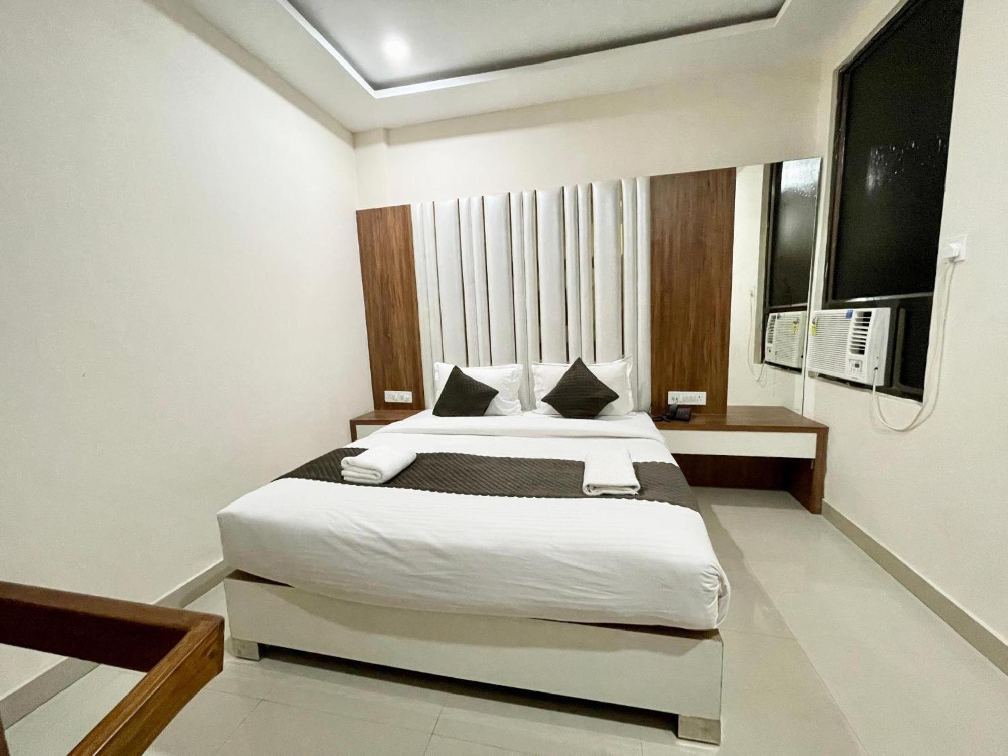 ורנאסי Hotel Shree Radha Krishna מראה חיצוני תמונה