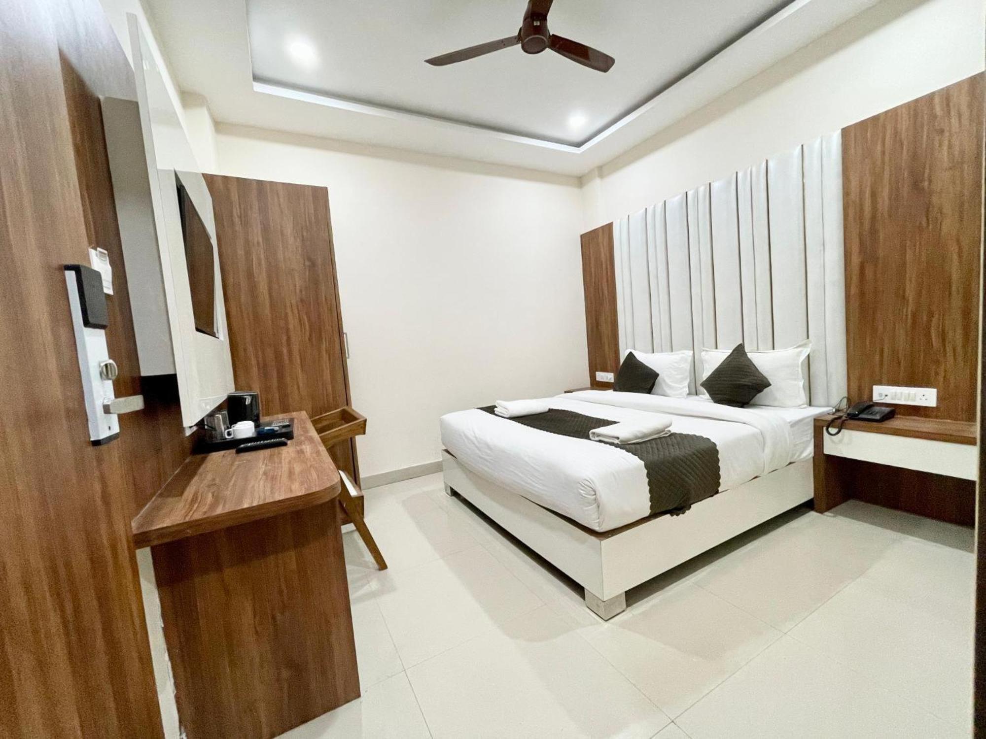 ורנאסי Hotel Shree Radha Krishna מראה חיצוני תמונה
