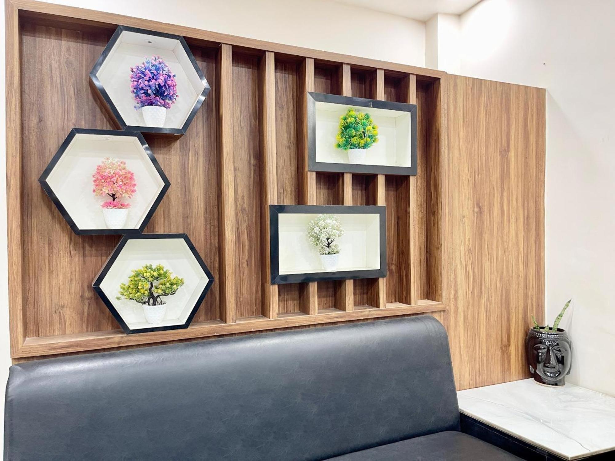 ורנאסי Hotel Shree Radha Krishna מראה חיצוני תמונה