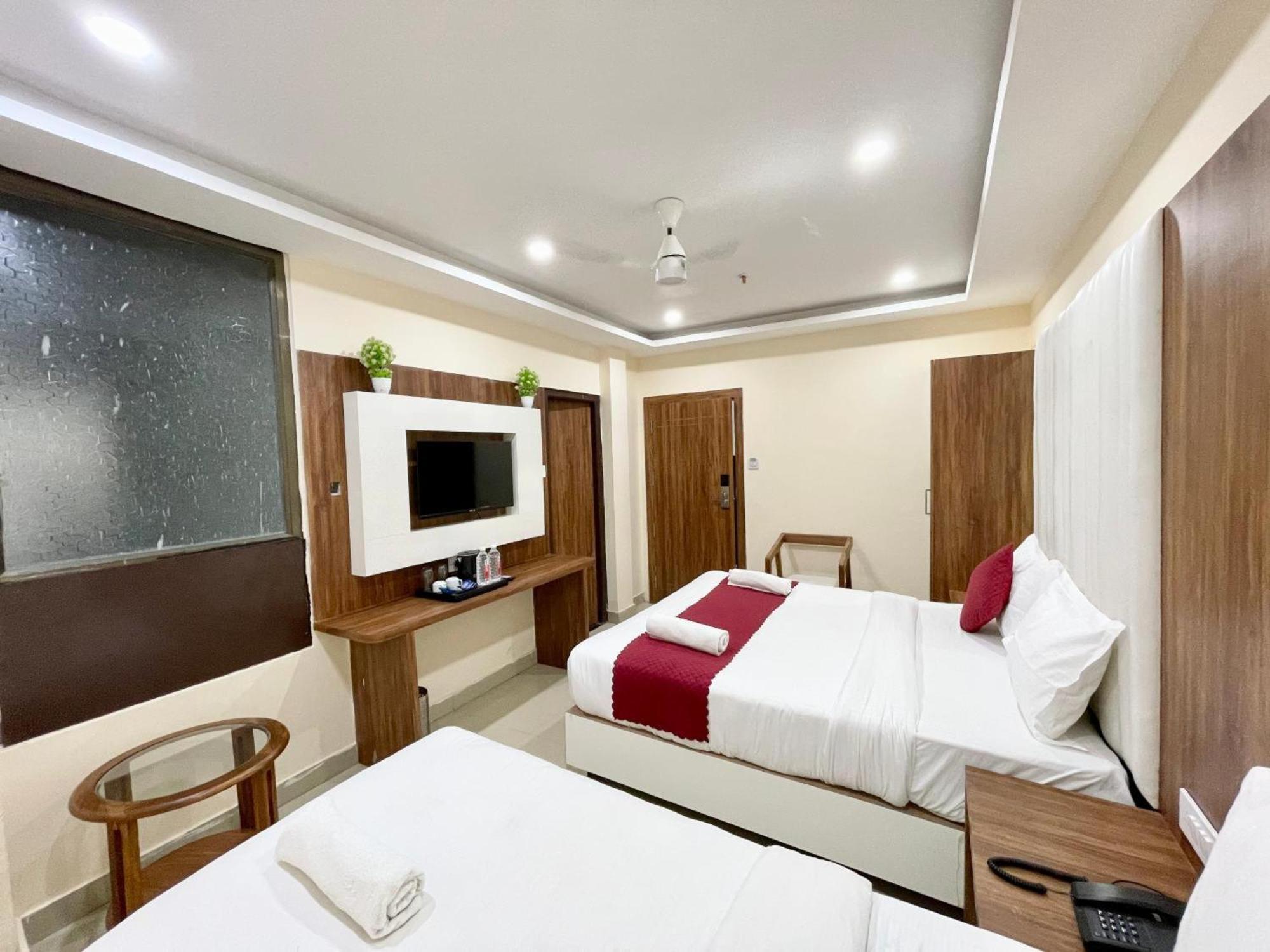 ורנאסי Hotel Shree Radha Krishna מראה חיצוני תמונה