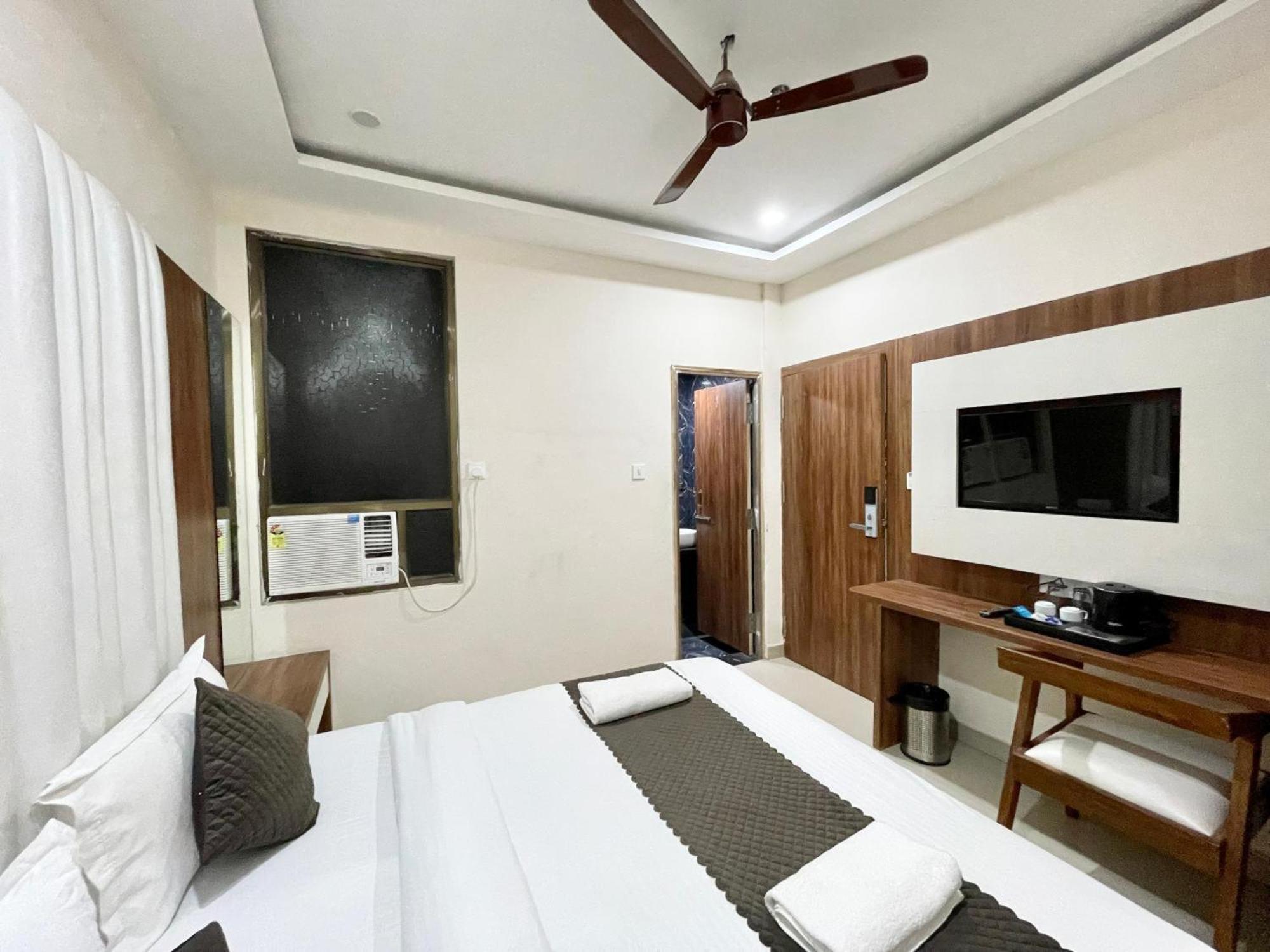 ורנאסי Hotel Shree Radha Krishna מראה חיצוני תמונה