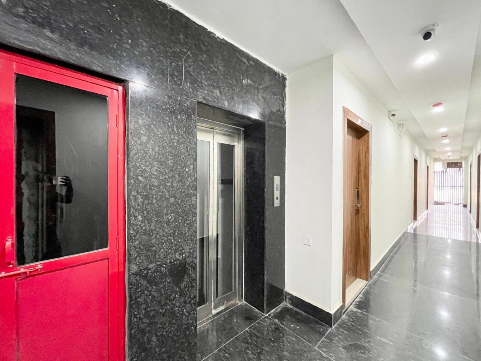 ורנאסי Hotel Shree Radha Krishna מראה חיצוני תמונה