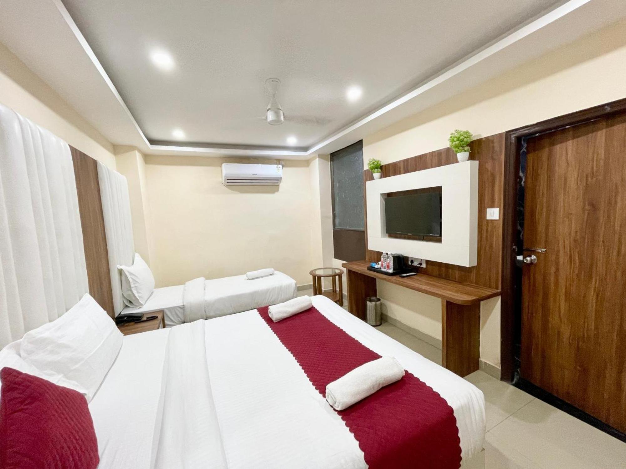ורנאסי Hotel Shree Radha Krishna מראה חיצוני תמונה
