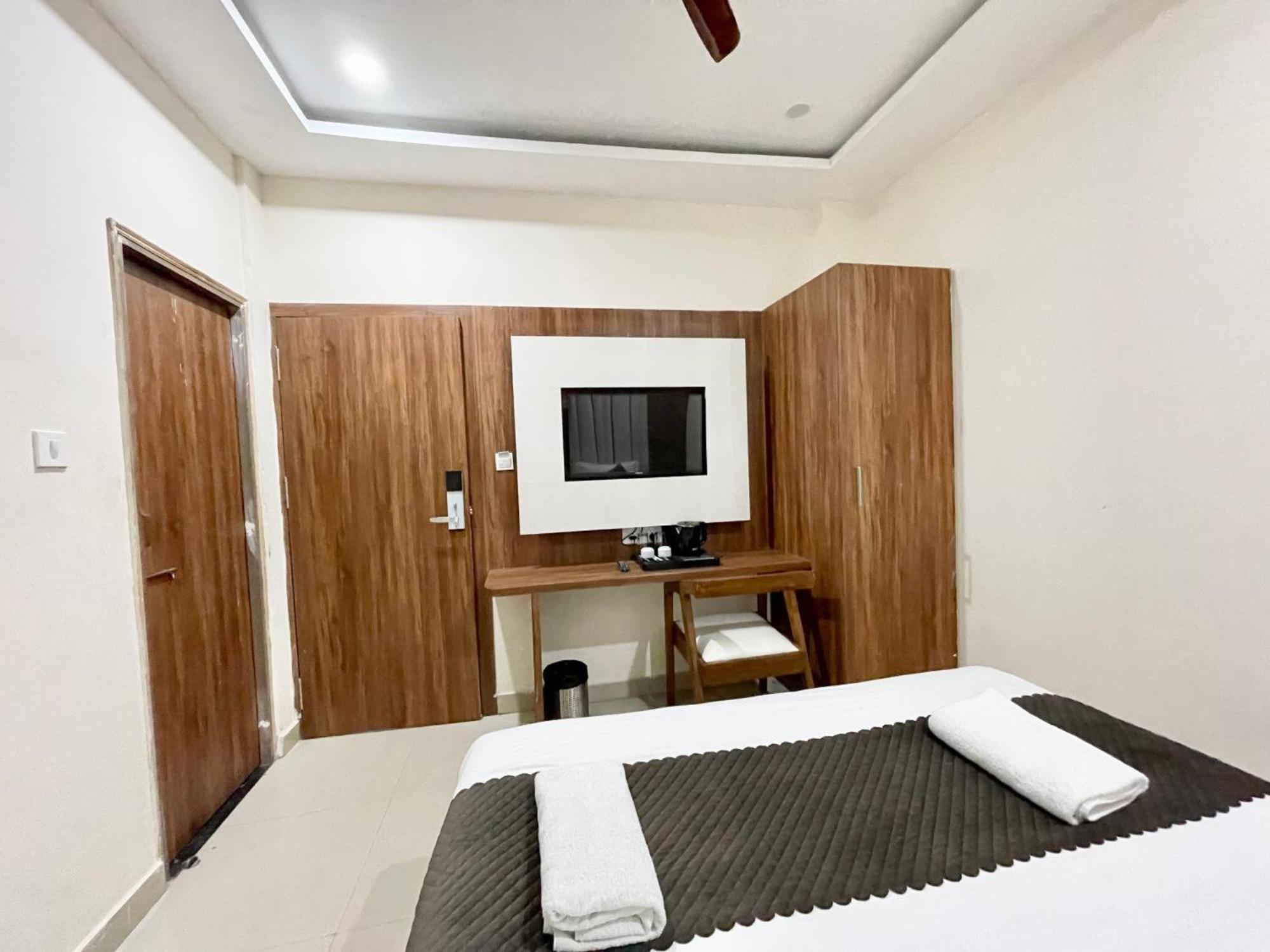 ורנאסי Hotel Shree Radha Krishna מראה חיצוני תמונה